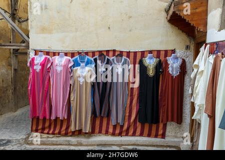 Fès, Maroc - 12 octobre 2015 : vêtements multicolores sur un souk à Fès.Robe nationale dans une ruelle étroite dans la médina. Banque D'Images