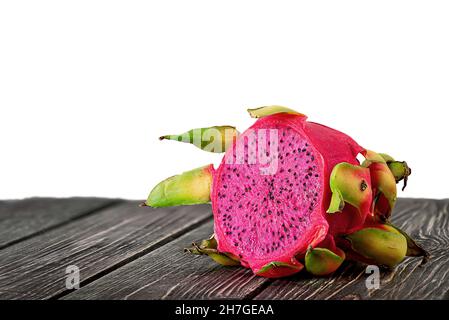 Demi-fruit de dragon sur des planches isolées sur fond blanc Banque D'Images