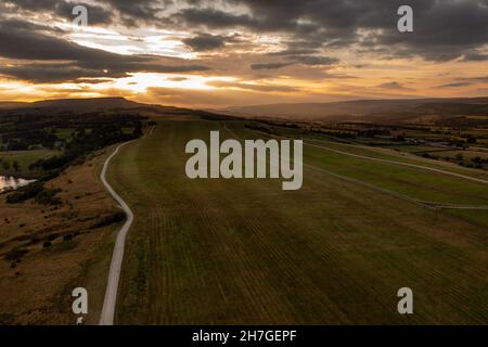 Photo aérienne au coucher du soleil dans le magnifique village de Middleham, Leyburn dans le North Yorkshire, au Royaume-Uni, montrant le coucher du soleil derrière le village britannique Banque D'Images