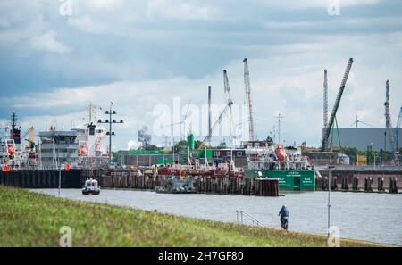 PRODUCTION - 03 août 2021, Schleswig-Holstein, Brunsbüttel: Vue de l'écluse de Brunsbüttel à la transition de l'Elbe dans le canal de Kiel avec le chantier de construction de la nouvelle 5ème chambre à écluses.Photo: Daniel Bockwoldt/dpa Banque D'Images