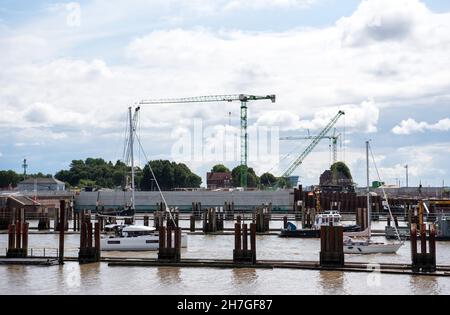 PRODUCTION - 03 août 2021, Schleswig-Holstein, Brunsbüttel: Vue de l'écluse de Brunsbüttel à la transition de l'Elbe dans le canal de Kiel avec le chantier de construction de la nouvelle 5ème chambre à écluses.Photo: Daniel Bockwoldt/dpa Banque D'Images