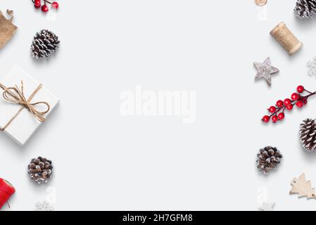 Composition de Noël avec cadeau et décorations naturelles sur table blanche.Permet de copier un espace au milieu pour le texte du message d'accueil Banque D'Images