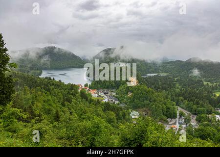 Vue sur le château de Hohenschwangau et ses environs avec des nuages bas, Schwangau, haute-Bavière, Allemagne Banque D'Images