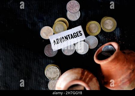 Gros plan de pièces de monnaie et de cruches d'argile avec un petit morceau de papier avec un message. Banque D'Images