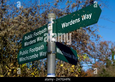 Signes de sentier par Guiting Wood, Gloucestershire, Angleterre, Royaume-Uni Banque D'Images