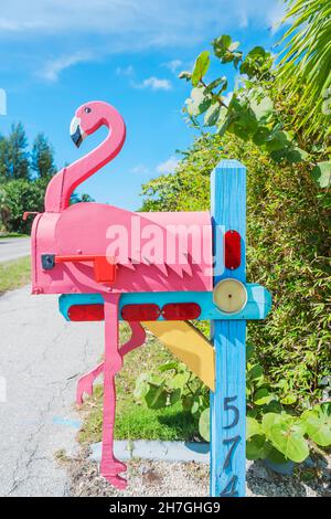 Pink Flamingo boîte aux lettres en bois, fort Myers, Floride, États-Unis Banque D'Images