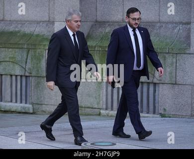 Le secrétaire d'Irlande du Nord, Brandon Lewis (à gauche), arrive devant une messe de requiem pour le député de Sir David Amiss à la cathédrale de Westminster, dans le centre de Londres.Date de la photo: Mardi 23 novembre 2021. Banque D'Images