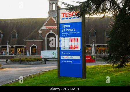 Dorchester, Dorset, Royaume-Uni.23 novembre 2021.Les prix du carburant augmentent à nouveau.Le panneau de la station-service du supermarché Tesco de Dorchester à Dorset indique le prix de l'essence sans plomb à 150.9p par litre et du diesel à 153.9p par litre.Crédit photo : Graham Hunt/Alamy Live News Banque D'Images