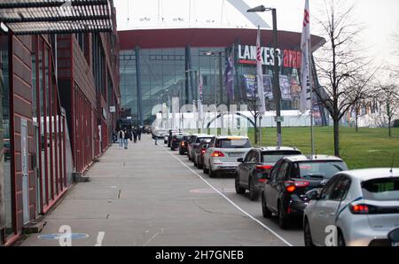 23 novembre 2021, Rhénanie-du-Nord-Westphalie, Cologne: Les personnes qui veulent être vaccinées font la queue dans leur voiture devant le nouveau centre de vaccination au volant de la Lanxess Arena.Lors de sa visite, le président du ministre Wüst a déclaré que Cologne, la plus grande ville de Rhénanie-du-Nord-Westphalie, gérait aujourd'hui jusqu'à 15,000 000 vaccinations par jour, ce qui est un signal.La vaccination est l'arme décisive dans la lutte contre la pandémie.Photo: Thomas Banneyer/dpa Pool/dpa Banque D'Images