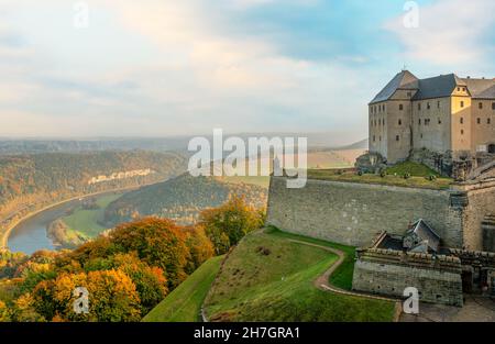 Vue depuis la forteresse de Koenigstein en automne, Suisse saxonne, Saxe, Allemagne Banque D'Images