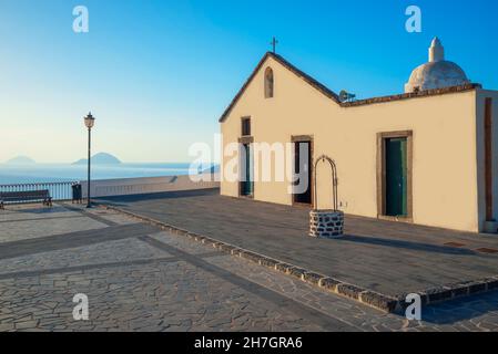 Vieille église de Quattropani, île de Lipari, Iles Eoliennes, Sicile, Italie Banque D'Images