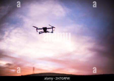 Vue à faible angle du drone vu voler pendant le coucher du soleil Banque D'Images