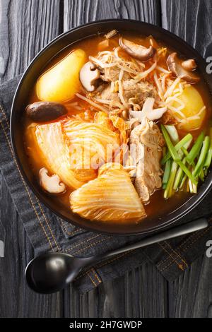 Gamjatang est une soupe faite avec des os de cou de porc et des légumes dans l'assiette sur la table.Vue verticale du dessus Banque D'Images