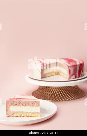 Délicieux gâteau de mousse de fraise sur un support et trancher avec les couches et la texture affichées sur fond lilas.Menu du restaurant et concept de confiserie.Gros plan.Copier l'espace. Banque D'Images