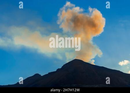 Éruption du volcan Stromboli, Stromboli, Iles Eoliennes, Sicile, Italie Banque D'Images