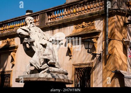 Statue du peintre classicien Ernest Meissonier par Antonin Mercie sur la place Dalí à Figures, Espagne, Banque D'Images