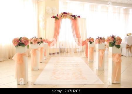 Une cérémonie de mariage, une arche de mariage, une arche de mariage de brindilles, de fleurs et de verdure Banque D'Images