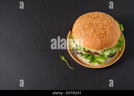 Hamburger végétarien avec patty de haricots et légumes sur fond noir Banque D'Images
