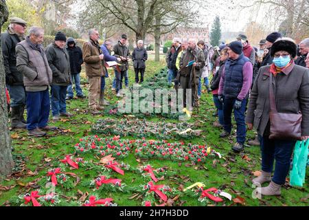 Tenbury Wells, Worcestershire,Royaume-Uni - mardi 23 novembre 2021 - Nick Champion, Auctioneer, dirige la vente aux enchères annuelle de Noël de Holly et Mistletoe à Burford House - la vente aux enchères a été en cours depuis plus de 160 ans et attire des fleuristes et des commerçants du marché de partout au Royaume-Uni et inclut des couronnes préparées ainsi que des paquets en vracde houx et de gui.Photo Steven May / Alamy Live News Banque D'Images