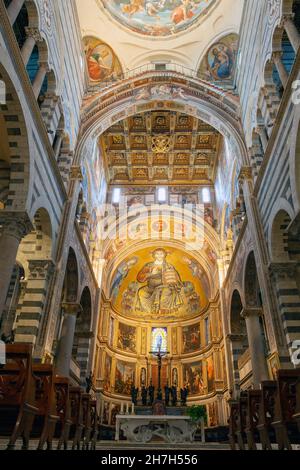 Europe, Italie, Toscane, Pise, la cathédrale de Pise (Cattedrale di Pisa) montrant le haut plafond décoré et la tour Domed Banque D'Images