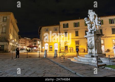 Europe, Italie, Toscane, Pise, Piazza del Duomo en regardant vers les cafés et les restaurants de la via Santa Maria Banque D'Images