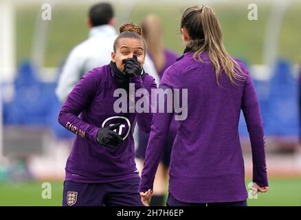 Nikita Parris (à droite) pendant une séance d'entraînement au parc St George, Burton Upon Trent.Date de la photo: Mardi 23 novembre 2021. Banque D'Images