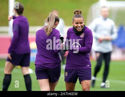 Nikita Parris (à droite) pendant une séance d'entraînement au parc St George, Burton Upon Trent.Date de la photo: Mardi 23 novembre 2021. Banque D'Images