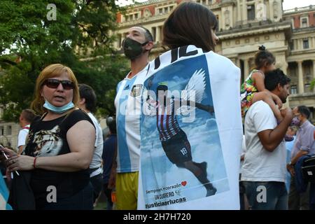 Buenos Aires, Argentine,23/11/2021, manifestation au Palais des tribunaux exigeant justice pour Lucas González, un garçon de 17 ans tué par la police de la ville de Buenos Aires (généralement connu sous le nom de déclencheur facile) crédit: Nicolas Parodi/Alay Live News Banque D'Images