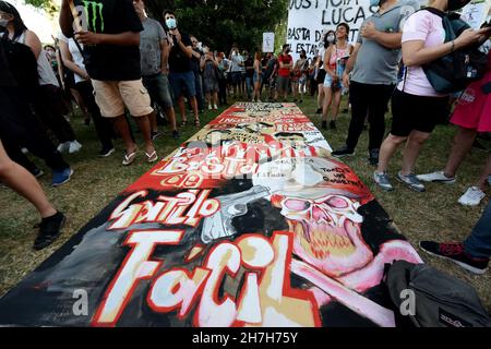 Buenos Aires, Argentine,23/11/2021, manifestation au Palais des tribunaux exigeant justice pour Lucas González, un garçon de 17 ans tué par la police de la ville de Buenos Aires (généralement connu sous le nom de déclencheur facile) crédit: Nicolas Parodi/Alay Live News Banque D'Images