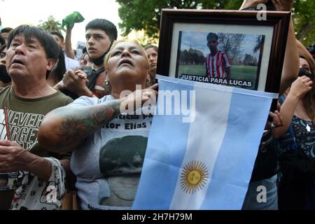 Buenos Aires, Argentine,23/11/2021, manifestation au Palais des tribunaux exigeant justice pour Lucas González, un garçon de 17 ans tué par la police de la ville de Buenos Aires (généralement connu sous le nom de déclencheur facile) crédit: Nicolas Parodi/Alay Live News Banque D'Images