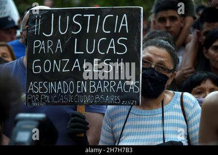 Buenos Aires, Argentine,23/11/2021, manifestation au Palais des tribunaux exigeant justice pour Lucas González, un garçon de 17 ans tué par la police de la ville de Buenos Aires (généralement connu sous le nom de déclencheur facile) crédit: Nicolas Parodi/Alay Live News Banque D'Images