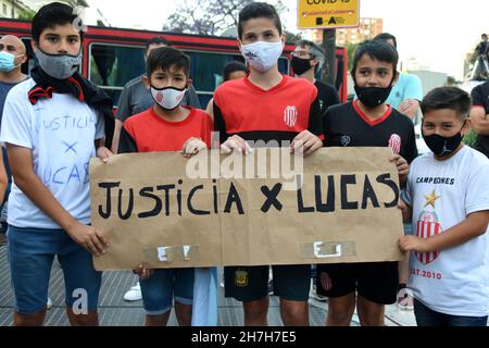 Buenos Aires, Argentine,23/11/2021, manifestation au Palais des tribunaux exigeant justice pour Lucas González, un garçon de 17 ans tué par la police de la ville de Buenos Aires (généralement connu sous le nom de déclencheur facile) crédit: Nicolas Parodi/Alay Live News Banque D'Images