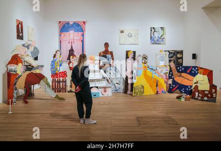 Londres Royaume-Uni 23 novembre 2021 en quatre décennies, l’œuvre puissante et poétique de Lubaina Himid en a fait une figure de plus en plus influente dans l’art contemporain – depuis son rôle pivot dans le mouvement des arts noirs britanniques des années 1980 jusqu’à la victoire du prix Turner en 2017.Tate Modern présente la plus grande exposition solo de Himid à ce jour, avec plus de 50 œuvres incorporant de nouvelles peintures, des œuvres sonores, des installations et des points forts significatifs de toute sa carrière remarquable.S’inspirant de l’intérêt de l’artiste pour l’opéra et de sa formation en conception de théâtre, le spectacle se déroulera sur une séquence de scènes Banque D'Images