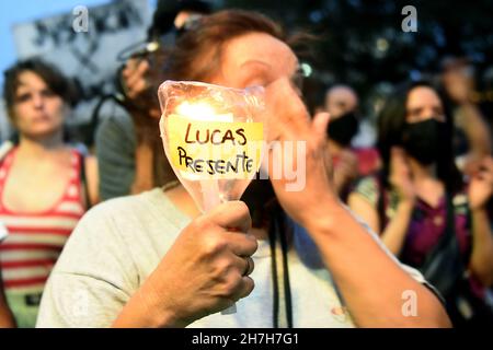 Buenos Aires, Argentine,23/11/2021, manifestation au Palais des tribunaux exigeant justice pour Lucas González, un garçon de 17 ans tué par la police de la ville de Buenos Aires (généralement connu sous le nom de déclencheur facile) crédit: Nicolas Parodi/Alay Live News Banque D'Images