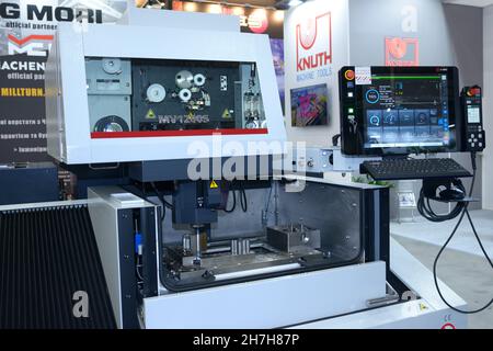 Machine à décharge électrique placée sur un support, Mitsubishi Banque D'Images