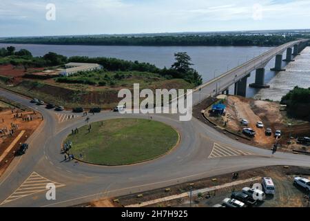 Kampong Cham.12 novembre 2021.La photo aérienne prise le 12 novembre 2021 montre le huitième pont Cambodge-Chine de l'amitié au Cambodge.S'étendant sur le Mékong et reliant les provinces de Kampong Cham et de Trebong Khmum dans le sud-est du Cambodge, le huitième pont d'amitié construit par la Chine a apporté l'espoir de développement et la facilité de faire des affaires aux résidents des deux provinces.Credit: Xinhua/Alay Live News Banque D'Images