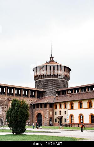 Pelouse dans la cour du château Sforzesco.Milan, Italie Banque D'Images