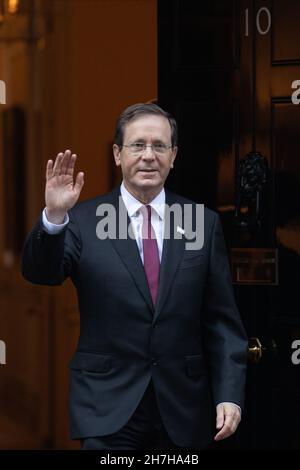 Londres, Royaume-Uni.23 novembre 2021.Le président d'Israël Isaac Herzog se fait une vague alors qu'il quitte le 10 Downing Street après une rencontre avec le Premier ministre britannique Boris Johnson.Herzog a salué la décision du Royaume-Uni de désigner l'aile politique du Hamas comme une organisation terroriste et d'interdire le soutien en sa faveur et il devrait exhorter le gouvernement britannique à être plus agressif dans sa politique à l'égard de l'Iran.Crédit : Mark Kerrison/Alamy Live News Banque D'Images