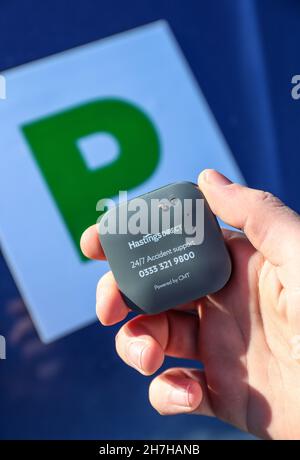 Un jeune conducteur sur le point d'installer une boîte noire télématique d'assurance automobile au Royaume-Uni dans sa nouvelle voiture, qui affiche également des plaques P. Banque D'Images