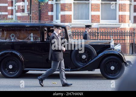 Londres, Royaume-Uni.23 novembre 2021.Un corbillard portant un cercueil devant la cathédrale de Westminster.David Amess était un politicien britannique qui a servi comme député de Southend West, qui a été tué le mois dernier lors d'une réunion de chirurgie de circonscription.Un service funéraire a eu lieu à la Chapelle Westminster ce matin.Crédit : SOPA Images Limited/Alamy Live News Banque D'Images