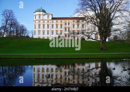 Château de celle en novembre sous un ciel bleu vif.Le château et le parc du château sont des monuments célèbres de la ville de celle, Basse-Saxe, Allemagne, Europe Banque D'Images