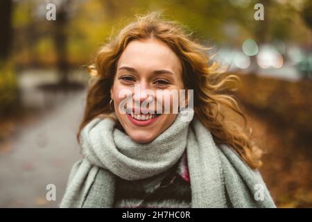 Happy young woman in autumn park Banque D'Images