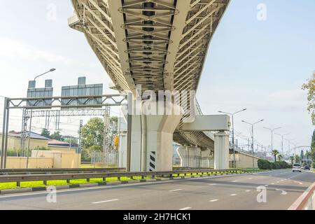 Piliers de l'autoroute, échangeur urbain, virages et virages.Vue depuis le dessous du pont Banque D'Images