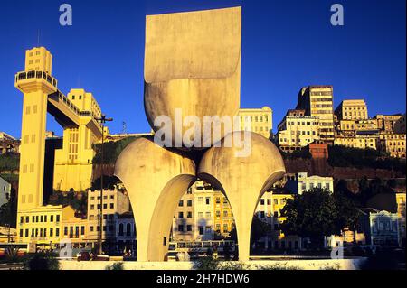 BRÉSIL, ÉTAT DE BAHIA, SALVADOR DE BAHIA, SCULPTURE MODERNE ET ASCENSEUR MUNICIPAL Banque D'Images