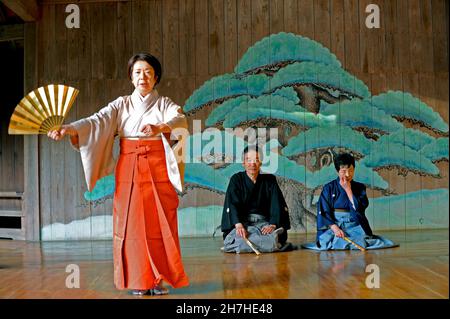 JAPON, NIIGATA, SADO ISLAND, SPECTACLE DE THÉÂTRE NOH Banque D'Images