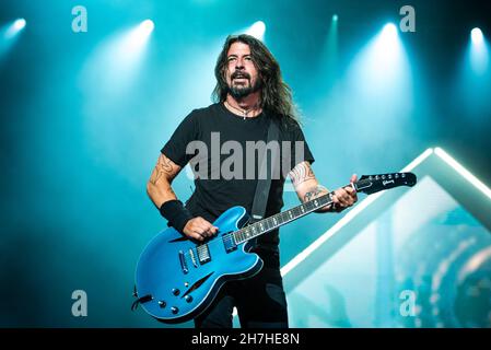 LONDRES, LONDON STADIUM, 23 JUIN 2018 : Dave Grohl, guitariste, chanteur et fondateur du groupe américain Foo Fighters, qui joue en direct sur scène pour la tournée mondiale « Concrete and Gold » 2017/2018 Banque D'Images