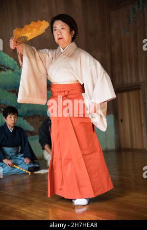 JAPON, NIIGATA, SADO ISLAND, SPECTACLE DE THÉÂTRE NOH Banque D'Images