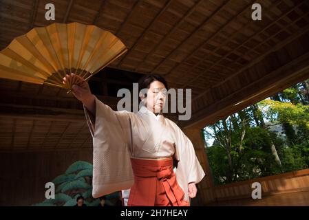 JAPON, NIIGATA, SADO ISLAND, SPECTACLE DE THÉÂTRE NOH Banque D'Images