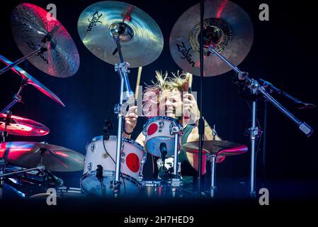 LONDRES, LONDON STADIUM, LE 23 JUIN 2018 : Taylor Hawkins, batteur du groupe américain Foo Fighters, en direct sur scène pour la tournée mondiale « Concrete and Gold » 2017/2018 Banque D'Images