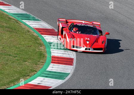 Scarperia, Mugello - 19 novembre 2021 : Ferrari FXX en action sur le circuit de Mugello lors des finales du monde Ferrari 2021 en italie. Banque D'Images